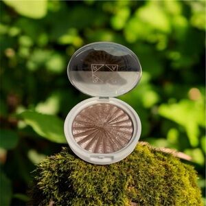 🌳 Ofra X Talia Mar Highlighter | Covent Garden